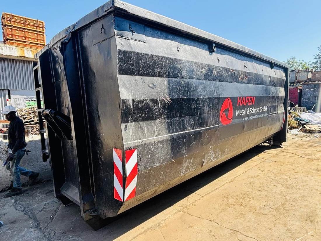 Abrollcontainer der HAFEN Metall & Schrott GmbH