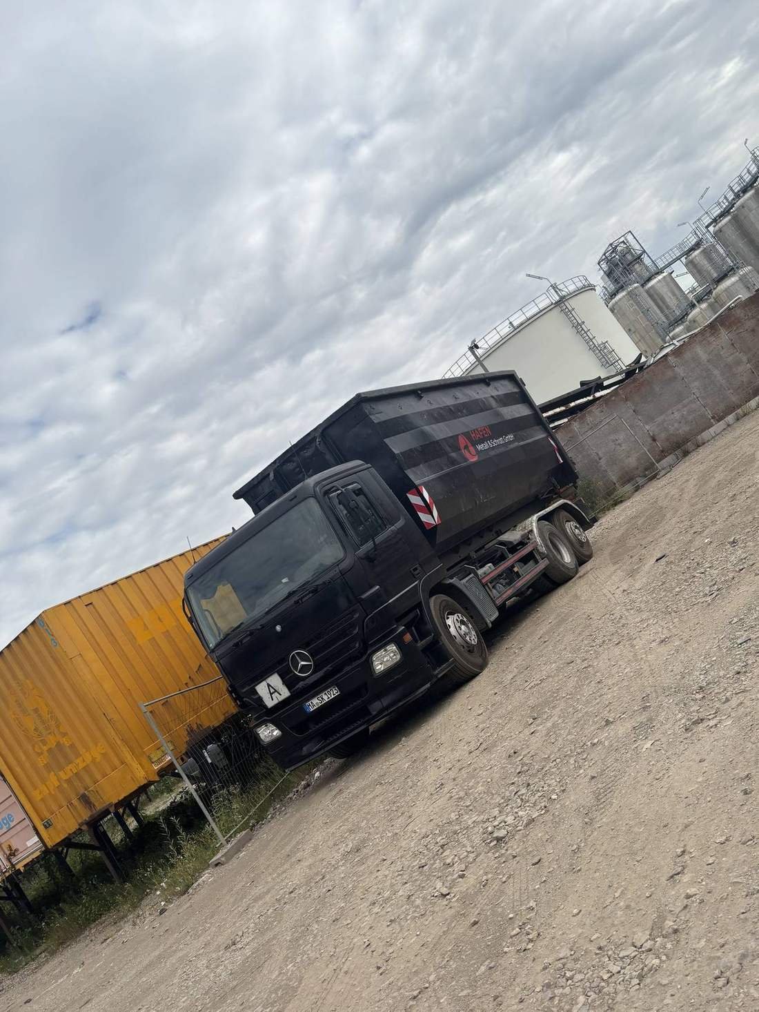 Betriebshof mit LKW und Containern